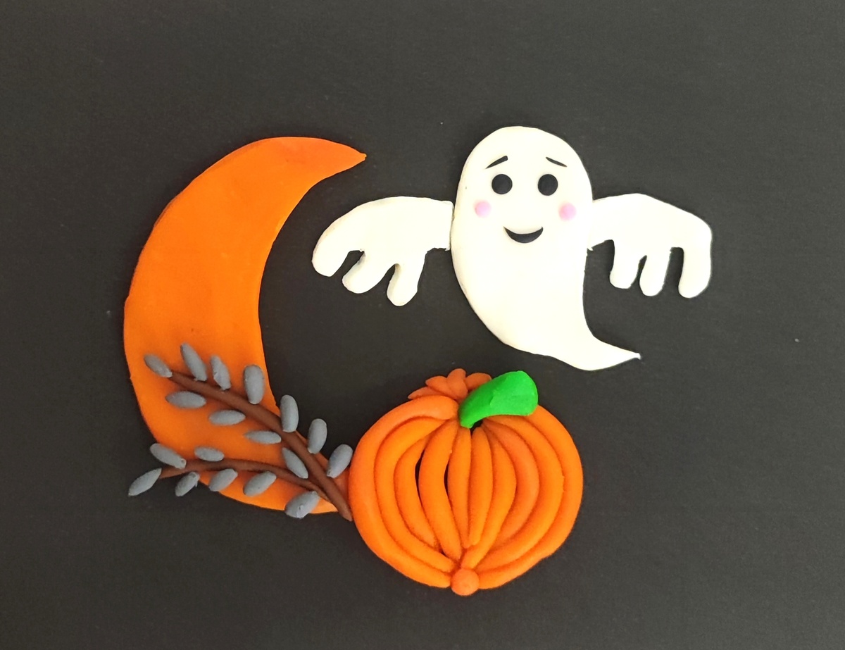 Готовый вариант аппликации из пластилина на цветном картоне к празднику Хеллоуин на канале Лепим с Таней.