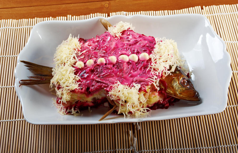 Источник: https://recepty.7dach.ru/Exspert/7-neobychnyh-receptov-obychnoy-seledki-pod-shuboy-47929.html