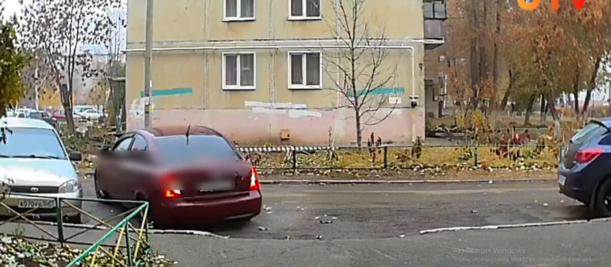    Асфальт ушел из-под колес: В Оренбурге во дворе на улице Брестской под колесом автомобиля провалился асфальт