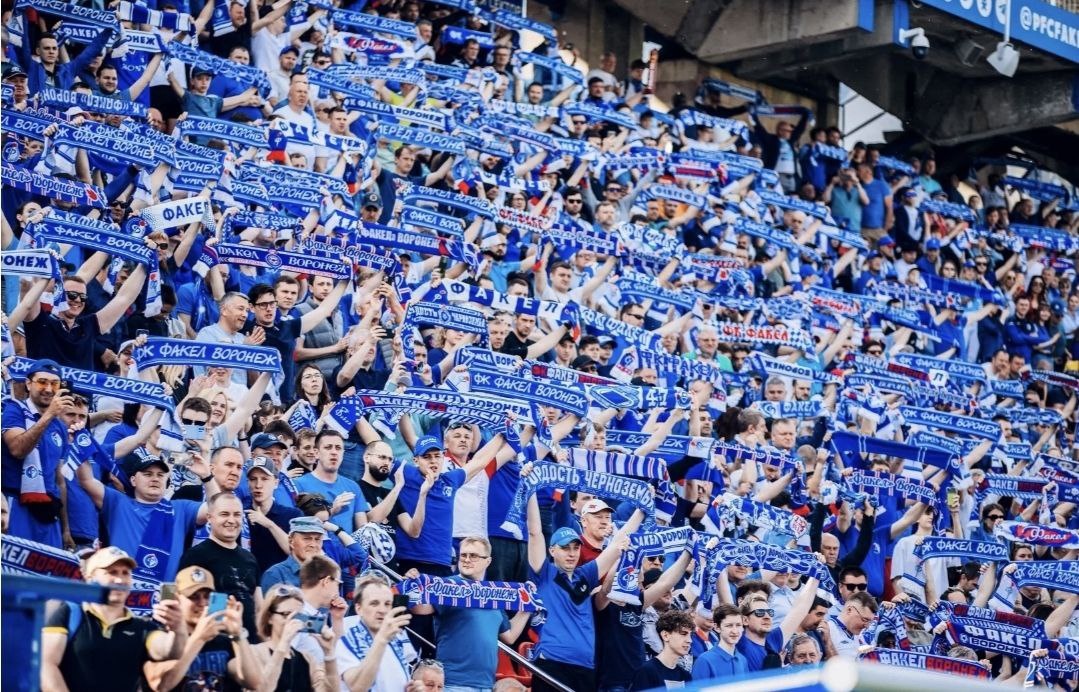 Синее море болельщиков - огненная поддержка "Факела". Фото tv-gubernia.ru