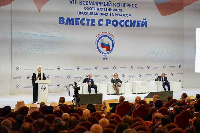 В президиуме собрания - Патриарх Московский и всея Руси Кирилл, министр иностранных дел Сергей Лавров, спикер Совета Федерации Валентина Матвиенко.  Фото: Комсомольская правда.