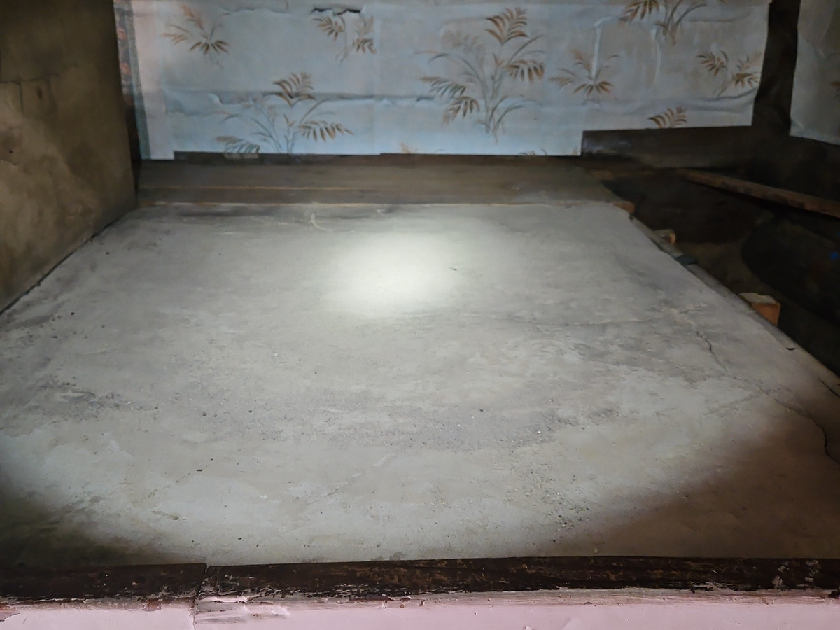 Лежанка после наведения на ней порядка. Справа видна трещина