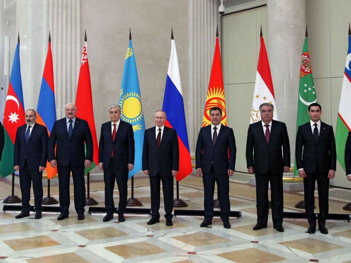    Церемония фотографирования во время неформальной встречи лидеров государств - участников Содружества Независимых Государств в Санкт-Петербурге© РИА Новости / POOL