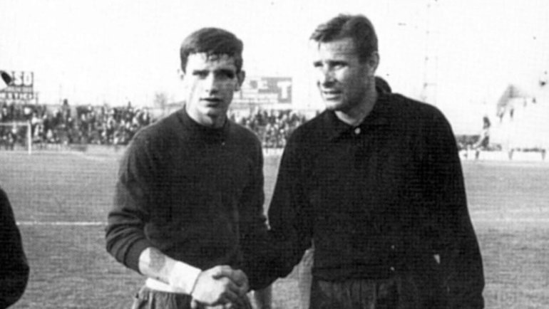    «Модена» (Италия) — сборная СССР — 1:4. Лев Яшин (справа) и Амос Адани. 4 апреля 1965 года.из архива guerinsportivo