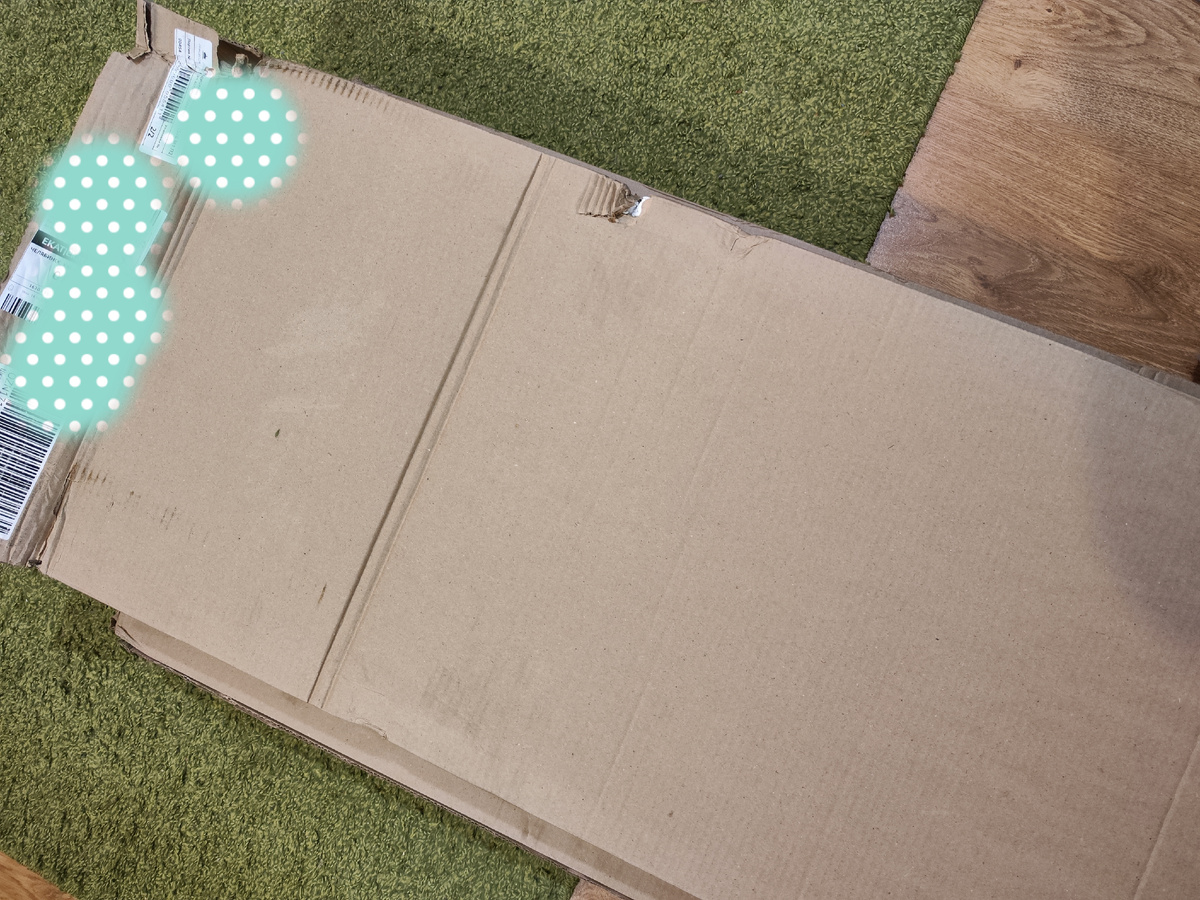 На фото шкаф в упаковке, в двух коробках 