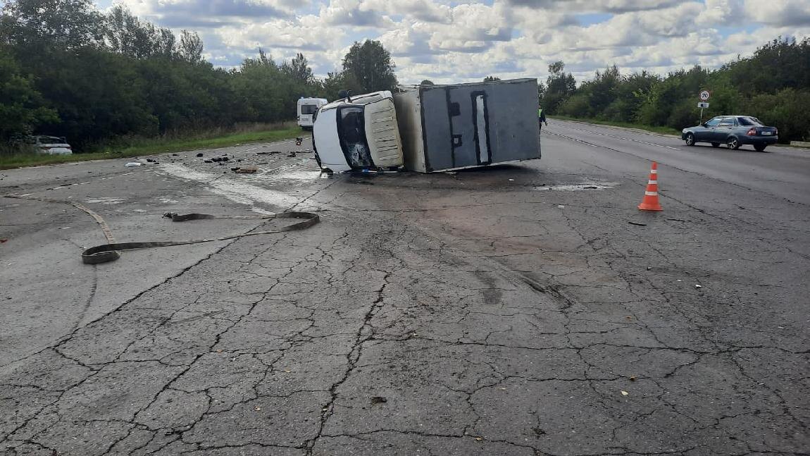 Водитель легковушки получил серьезные травмы
