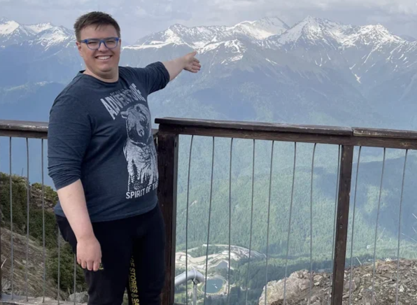 Не знаю, какую фотографию выбрать. Пусть будет эта. Тут видно, что я не идеален. Даже, как в одном анекдоте, фигура на шар даже не похожа, чтобы, хоть где-то, быть идеальной