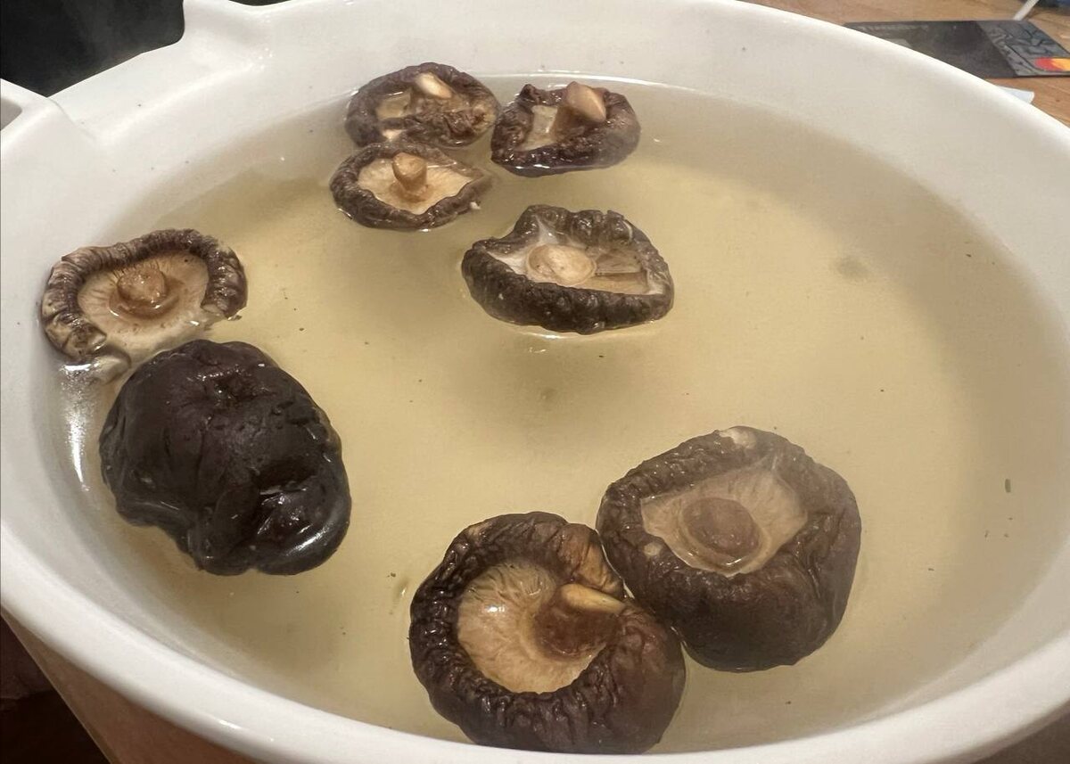 Не забудьте заварить шиитаке, так у вас сразу будут и грибы, и даси