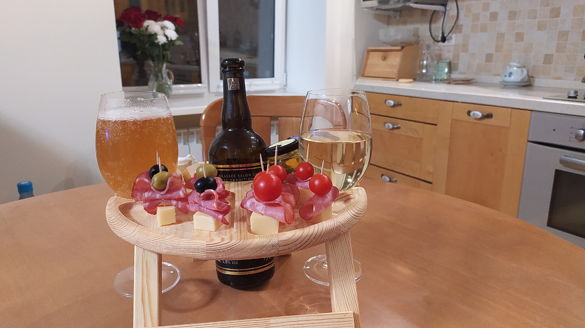 Слево пиво Аббей. Справа какое-то вино. Согласитесь пиво красивее.