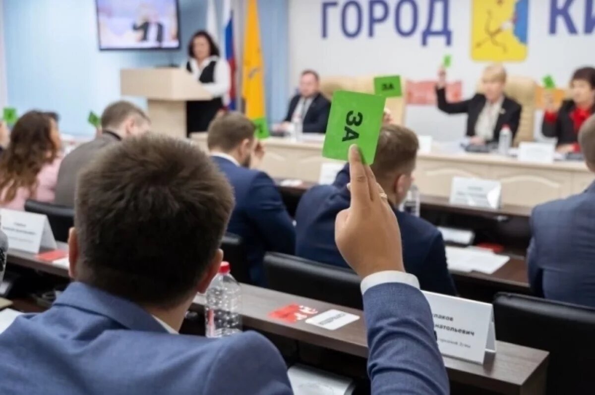    Депутаты отметили вклад Николая Целищева в развитие системы образования Кирова