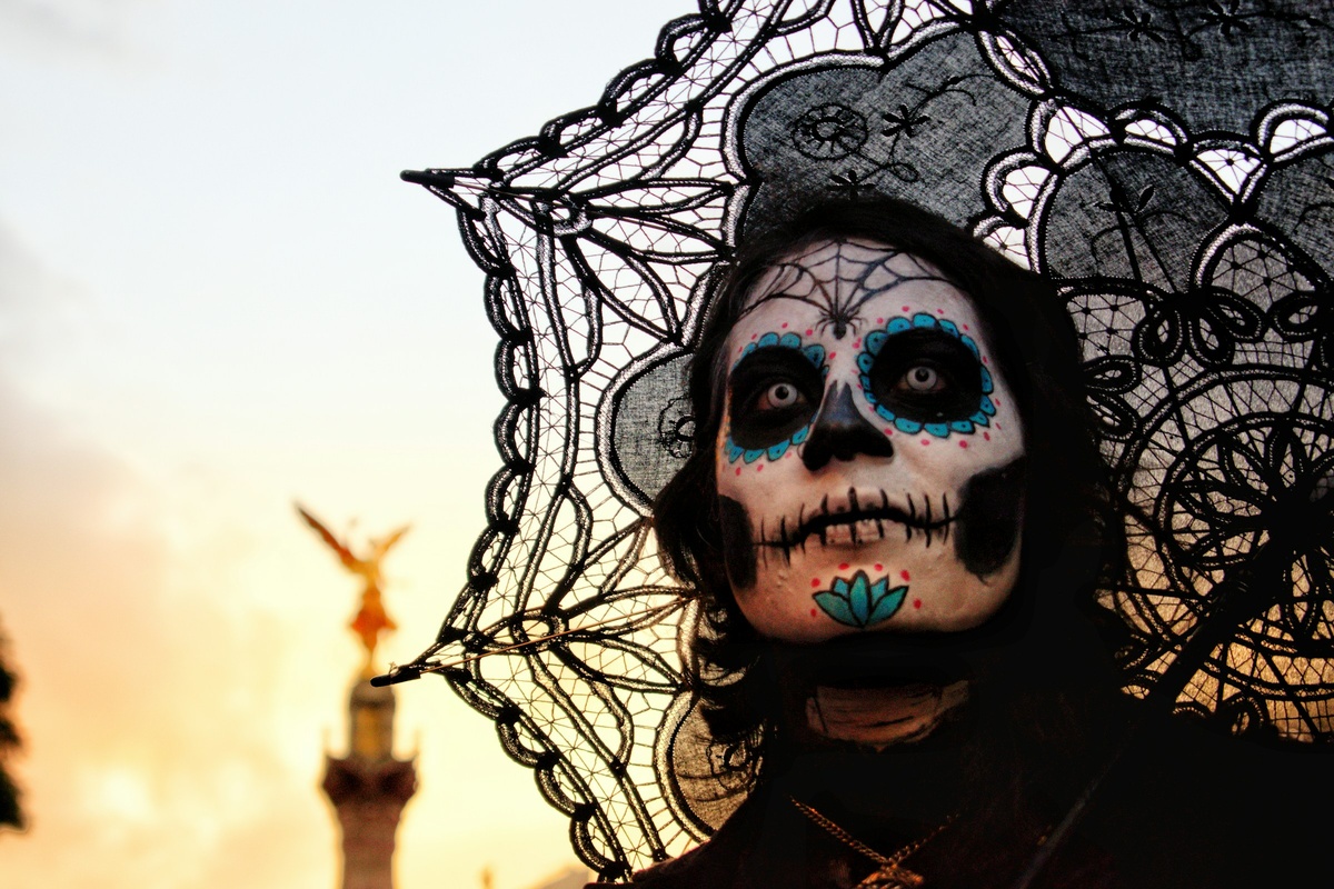 https://unsplash.com/photos/person-with-skull-face-paint-and-umbrella-z_X0PxmBuIQ?utm_content=creditShareLink&utm_medium=referral&utm_source=unsplash