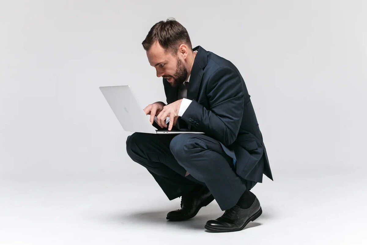 Когда-то я был убежден, что обращение за поддержкой к психологам — пустая трата времени, проявление слабости. Ну, мол, кому это вообще нужно? Но знаете что? Мой взгляд радикально изменился, я считаю, что без правильного настроя и мотивации шансы на большой результат стремятся к нулю.
И особенно когда дело касается успеха в соцсетях, так как нередко приходится ждать его очень долго.

Что движет теми, кто прорывается на вершину? Я изучил тонны книг, познакомился с сотнями блогеров — как успешных, так и тех, кто так и не вышел в топ. И вывел для себя основные мотивации, которые толкают людей к успеху.

Итак, что реально работает для топовых инфлюенсеров?

➡️  Деньги. Да, но это самая слабая мотивация. Желание заработать — это так себе цель, ведь социальные сети — не банкомат. Золотая лихорадка притягивает, но для реальных доходов нужна воронка продаж, продукт, система. Соцсети — лишь кусочек айсберга, а не готовая денежная машина.

➡️  Тщеславие и жажда славы. Это точно самый мощный двигатель. Я заметил, что большинство топовых блогеров пришли к своему результату во многом благодаря этому. Хлебом не корми-лишь бы просмотров побольше.
Если и вам нравится, когда число подписчиков растет и вас незнакомые начинают узнавать, то шанс возрастает, жажда славы даст силы на длительный путь. Пример, зачем это надо? Даже с 30 тысячами подписчиков вас приглашают на крупный отраслевой форум в новом статусе. Норм? Но по-хорошему для результата нужно что-нибудь еще, а не только тщеславие и деньги.

➡️  Креативность. Умение сделать из одной идеи миллион вариантов — суперспособность. Если вам нравится придумывать, экспериментировать, находить неожиданные комбинации — это то, что откроет двери для миллионов просмотров. Люди, движимые креативностью, имеют побольше шансов оставить след в индустрии.

➡️  Желание сделать что-то значимое. Да, спасители мира здесь лидируют! Они привлекают к себе массы, их идеи живут, потому что они создают что-то полезное и привлекают внимание к большим целям. Вокруг таких личностей формируются настоящие «секты» фанатов, и это не просто стратегия — это стиль жизни. Эта мотивация и меня, во многом, привела к миллионам подписчиков.

➡️  Жажда бросить вызов обществу. Да, это рискованно, но это работает. Провокация, смелые заявления и резкие темы притягивают внимание мгновенно. Главное — не переборщить, конечно. И важно помнить: легко пришло - легко ушло. Если понизить градус, то аудитория просто устремится к следующему «плохому парню».

Теперь главное! Если у вас есть хотя бы две или три мотивации из списка — шансы значительные. У меня самого было только две. Жажды славы сильно не хватало :)
При этом, конечно, на одной мотивации далеко не уедешь, скилл и действия тоже нужны. С другой стороны, мотивация - это может быть даже 50%-60% в долгосроке.

P.S. Если думаете, что ваш случай исключение, и ваша мотивация другая — расскажите об этом в комментариях  ✍️