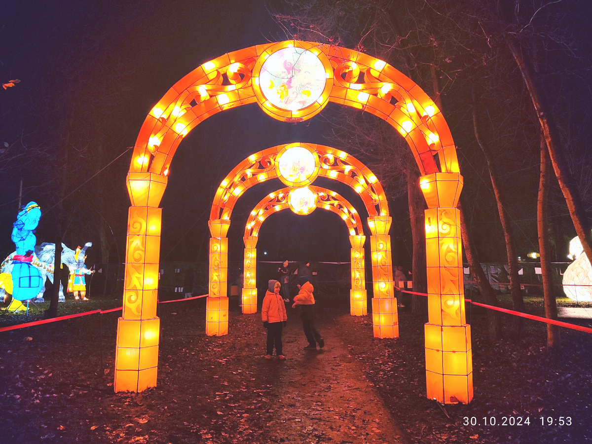 Я надеюсь, все понимают, в каких сложных условиях мне сегодня пришлось делать фотографии? Мало того, что дети шевелились, так ещё и делали это на улице в тёмное время суток