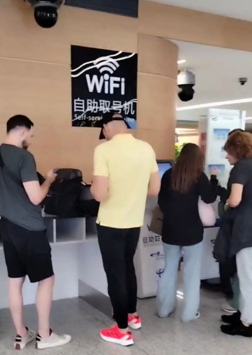 Очередь за интернетом.