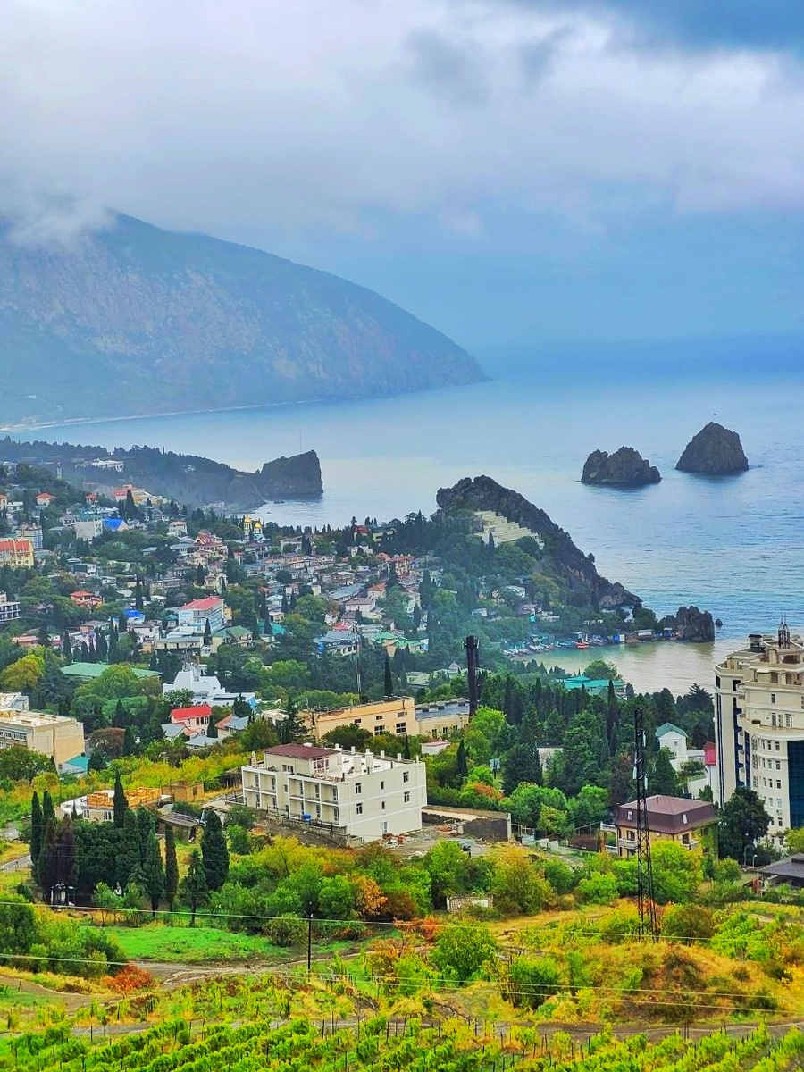 Вид на прекрасный курортный посёлок Гурзуф