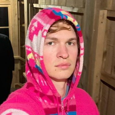     Энсел Элгорт будет выживать в пустыне Сахара в фильме «Быстрее, чем лошади»