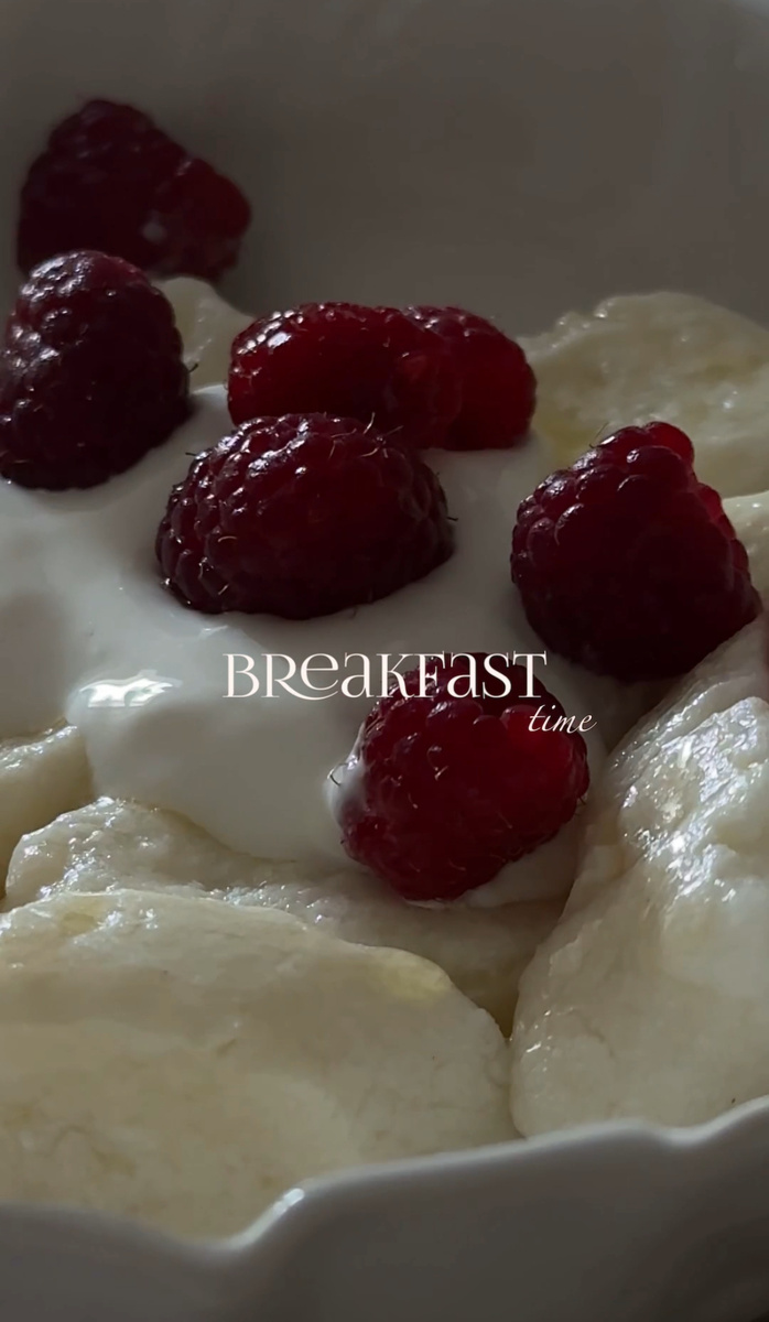 Знаю, что все люди делятся не тех, кто не завтракает вообще и тех, кто считает это самым важным приемом пищи. Я отношусь ко вторым :) 

Без хорошего завтрака, во-первых, у меня мало энергии, во-вторых, я хочу есть и сметаю весь день все у себя на пути)) Поэтому завтраки я никогда не пропускаю. 

Предлагаю вам несколько моих любимых вариантов! Каждый из них в блоге набрал несколько миллионов просмотров и опробован тысячами людей, которые оставляют свою обратную связь. Поэтому рекомендую присмотреться к этим вариантам повнимательнее и приготовить уже в ближайшее утро, завтра, например :)

1.Белковый тост с тунцом 
Очень сытный и вкусный вариант завтрака
Тунец консервированный 100г 
Яйцо вареное 2шт 
Огурец свежий 1шт
Йогурт/сметана столовая ложка 
Соль, перец по вкусу 
Хлеб 

Обжариваем любимый хлеб с двух сторон до румяной корочки ( у меня это чиабатта или тартин) и выкладываем начинку ( для нее помните вилкой яйца, тунец, мелко нарежьте огурец и смешайте с йогуртом или сметаной. Не забудьте все посолить) 

Кушать лучше свежим, пока не размяк хлебушек

Это очень вкусно и быстро! 

2.Ленивые вареники со сметаной и ягодами 

Осенним дождливым утром такой завтрак - то, что доктор прописал 🍂☕️

Творог 5% 500г
Яйцо 2шт
Мука 180г
Соль 0.5ч.л
Сахар 1ст.л
Сливочное масло, сметана и ягоды для подачи 

По желанию Вы можете добавить мак, тоже будет очень вкусно 🤌🏻

На 2 литра воды я положила чайную ложку соли, очень важно чтобы вареники были чуть соленые, без соли они безвкусные! 

Творог для особой нежности можно протереть через сито 

1. Смешиваем творог, соль, сахар, яйца, просеянную муку и замешиваем крутое тесто. Оставляем его на 10-15 минут ( за это время клейковина муки набухнет и тесто впитает в себя лишнюю влагу) 
2. Ставим воду на плиту, а пока займемся тестом: смазываем стол мукой, делим наш круг на 4 части и каждую часть раскатываем в колбаску толщиной ~2см
3. Нарезаем вареники, из получается много! Часть сразу замораживаю 
4. Вареники готовятся очень быстро, как только всплыли, через пару минут можно доставать 

Добавляем масло, по желанию его можно заранее растопить, сметану, ягоды..да что угодно! Они вкусные даже без топпингов 

Приятного ❤️

3. Лаваш с сырно-яичной начинкой 

Так просто и так вкусно! Сытный завтрак 🍳 

И как мало ингредиентов для такого завтрака нужно! 

100г сыра 
3 вареных яйца 
пучок зелени 
1-2 ст.л сметаны
лаваш 

Я люблю когда лаваша много, он особенно аппетитно хрустит! Сыр и яйца натираем на крупной тёрке, рубим зелень. Можно посолить и поперчить по вкусу. Скрутить в рулетики/конвертики и поджарить на сковороде/гриле до румяной корочки 

4. Чиабатта с бураттой, рукколой и прошутто 

Обожаю этот вариант. Подойдет не только как завтрак, но как и праздничные брускетты на стол 

Чиабатту обжариваем до хрустящей корочки, сверху намазываем творожный сыр, затем кладем рукколу, буратту, ломтик прошутто и поливаем бальзамическим соусом 

Отвал всего! 

5. Быстрая запеканка с ягодами 

Один из самых нежных и воздушных рецептов запеканки! Просто смешиваем и пробиваем в блендере: 

650г творога
5 ст.л сахара + ванильный сахар 
3 яйца 
3ст.л манной крупы 
100гр 20% сметаны 

Выливаем в форму, смазанную маслом и отправляем в заранее разогретую до 180’ духовку на 50-60 минут 

Украшаем сметаной, ягодами и сгущенкой по желанию ✨