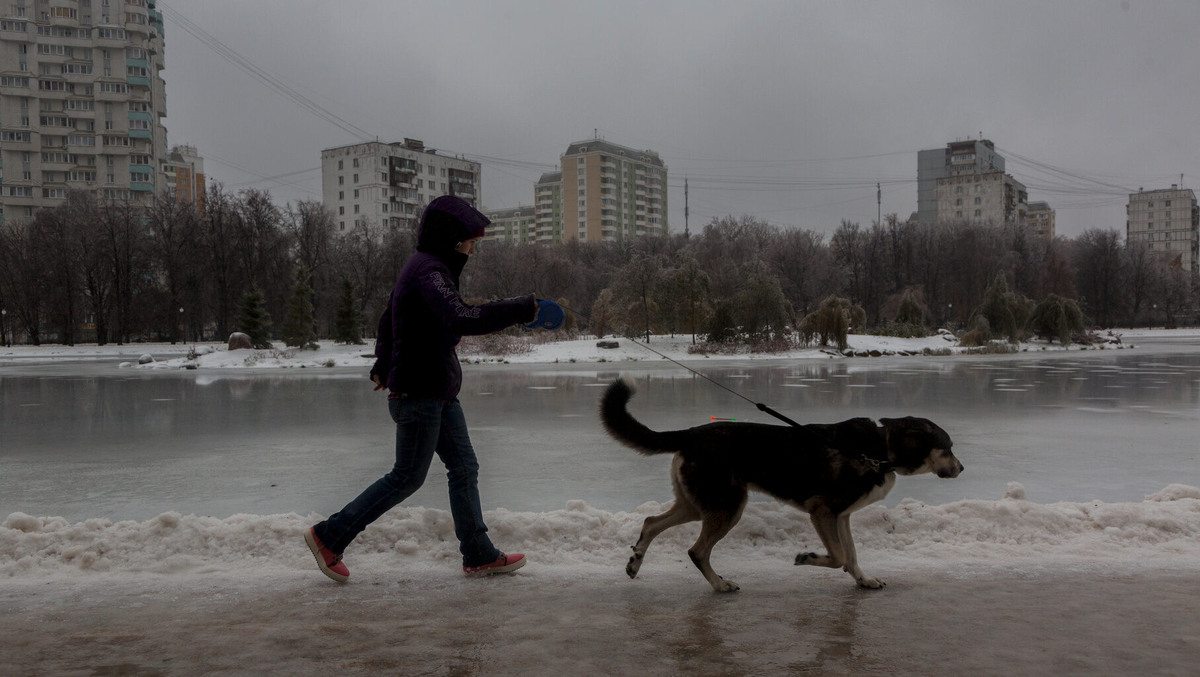    Москвичам пора доставать тёплые вещи. Фото: lori