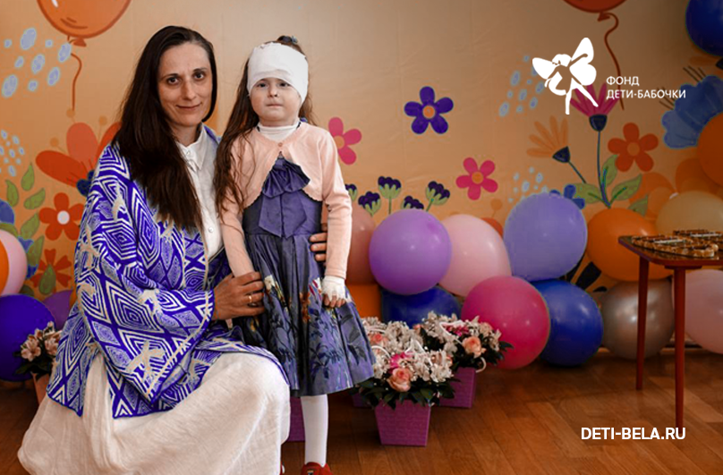 «Я не отдавала себе отчета, насколько будет сложно». История мамы приемной девочки с редким и тяжелым заболеванием кожи