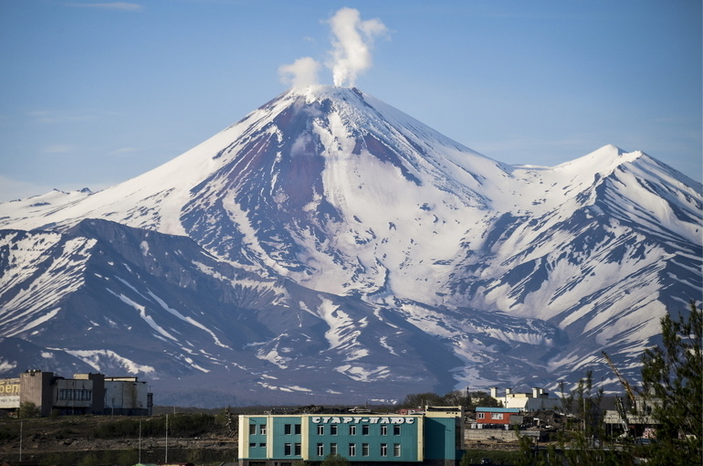 Авачинская Сопка , Авач-гора,расположение 53°15′20″ с. ш. 158°50′00″ в. д., страна Россия , Камчатский край. Высота 2741 м, по другим данным 2717 м.