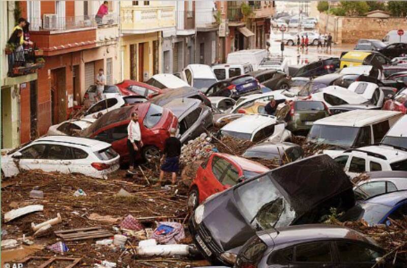  Владельцы автомобилей пытаются оценить ущерб. Фото: скриншот страницы т-г "Осташко. Важное"