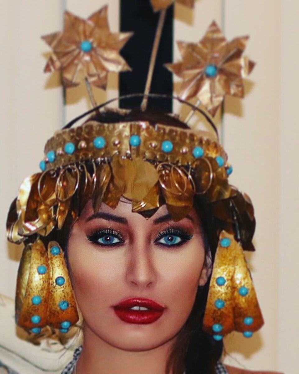 Некая Сара Идан (между прочим, обладательница титула «Мисс Ирак»), позирует в легендарном головном уборе.