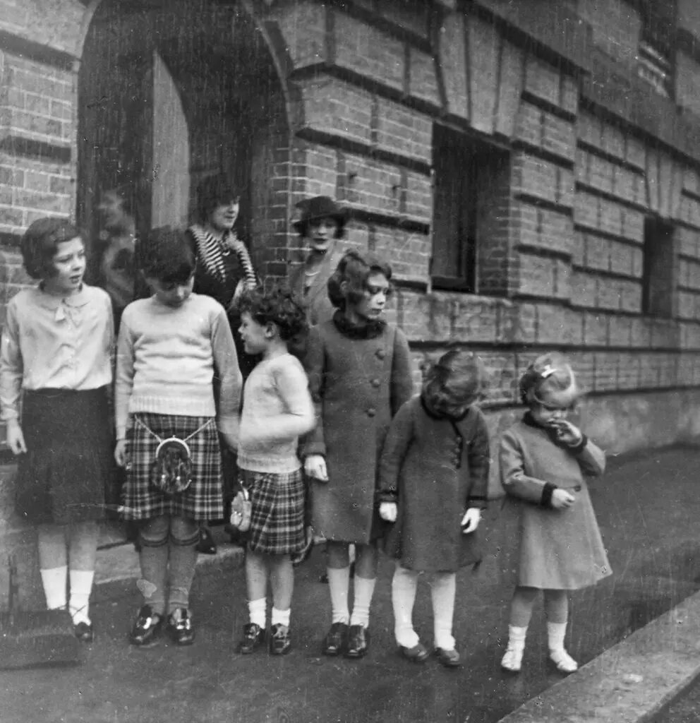 Вы уже видели это фото. Тут Маргарет с завистью смотрит на серебристые сандалики маленькой Энн. 1935 год. Фото https://i.dailymail.co.uk.