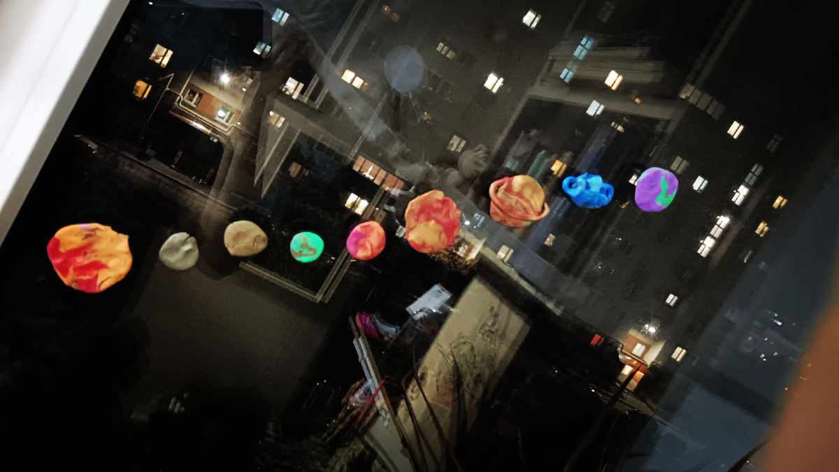 Это мы по окружайке модель солнечной системы сделали на окне)