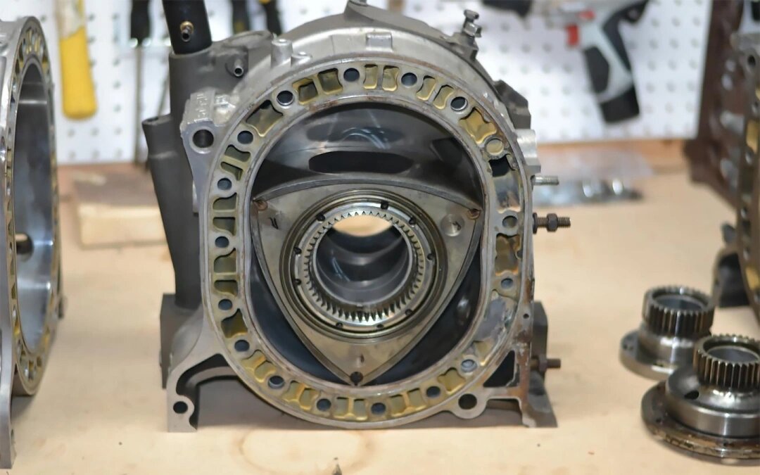 Двигатель Ванкеля от автомобиля Mazda RX-7 (Фото: carthrottle.com)