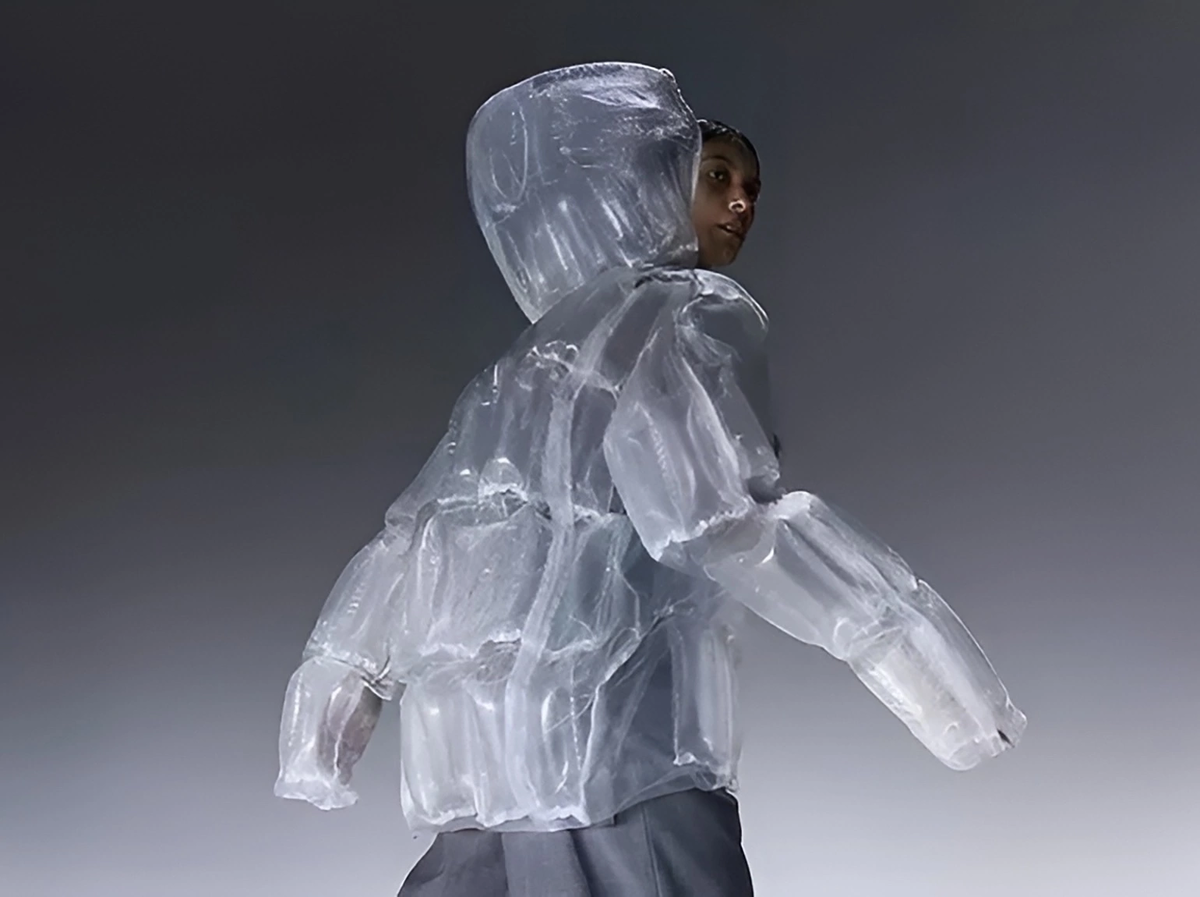 В Японии представили инновационный прозрачный пуховике
