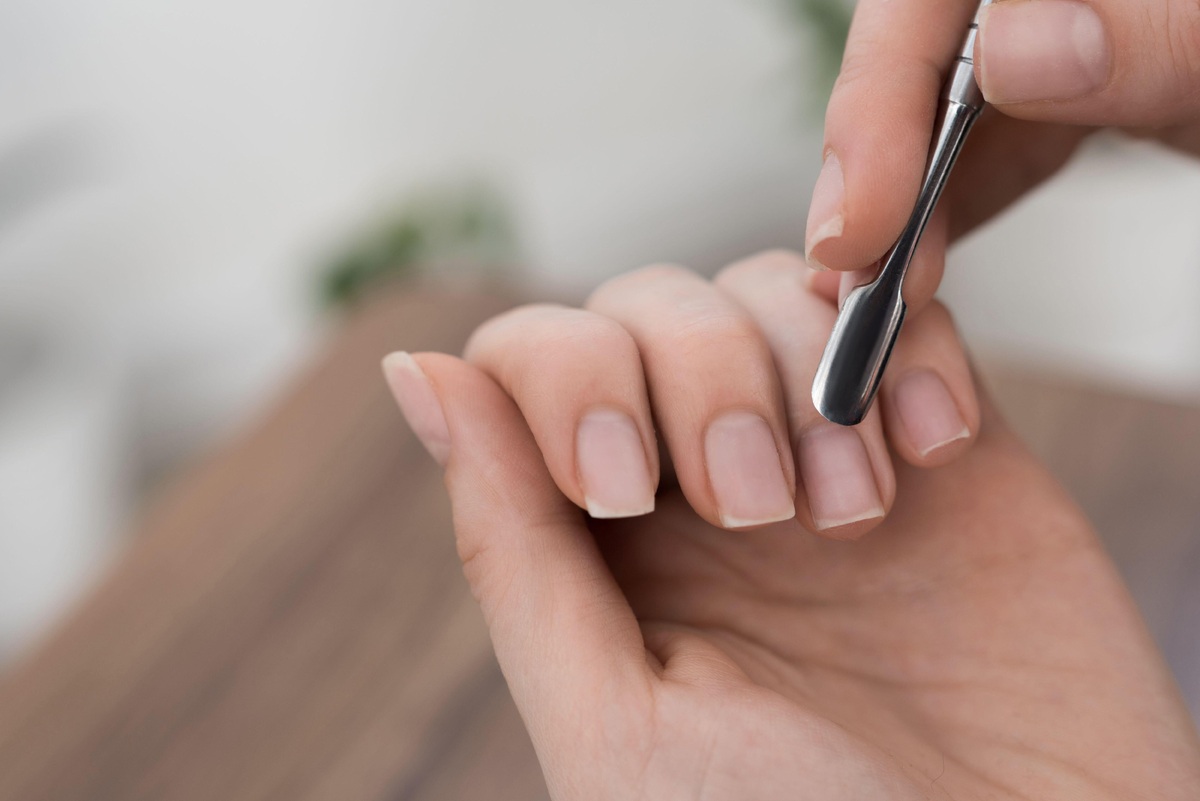     12 способов, которыми ты портишь маникюр, сама об этом не зная