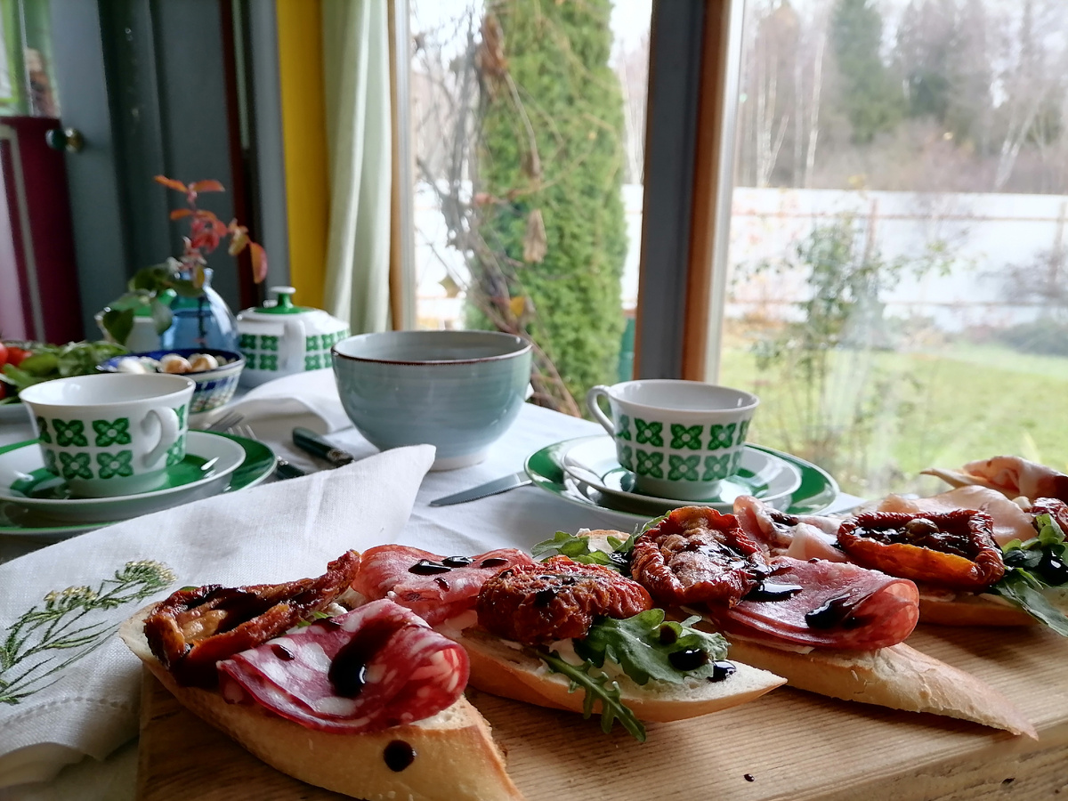 За окном листья винограда и в тон к ним вяленые помидоры. Доска на фотографии собственного производства. В куче строительного мусора она выделялась красотой пропорций. И когда я взяла её в руки - у нас случилась любовь❤️. Ошкурила и покрыла воском Либерон. 