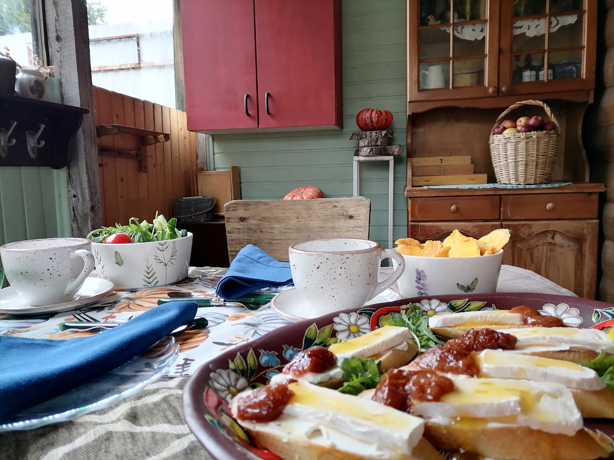 Брускетты с мёдом и бри больше подходят к террасе)) 