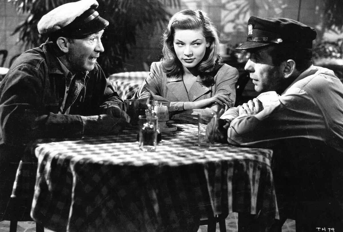 Актер Уолтер Бреннан, актриса Лорен Бэколл и актер Хамфри Богарт в фильме Говарда Хоукса «Иметь и не иметь» (To Have and Have Not) 