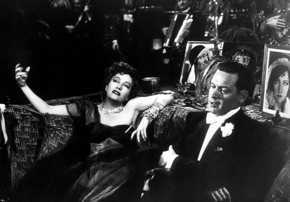 Актриса Глория Свенсон и актер Уильям Холден в фильме режиссера Билли Уайлдера «Бульвар Сансет» (Sunset Boulevard)
