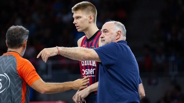    Павел Савков и тренер «Басконии» Пабло Ласо. соцсети