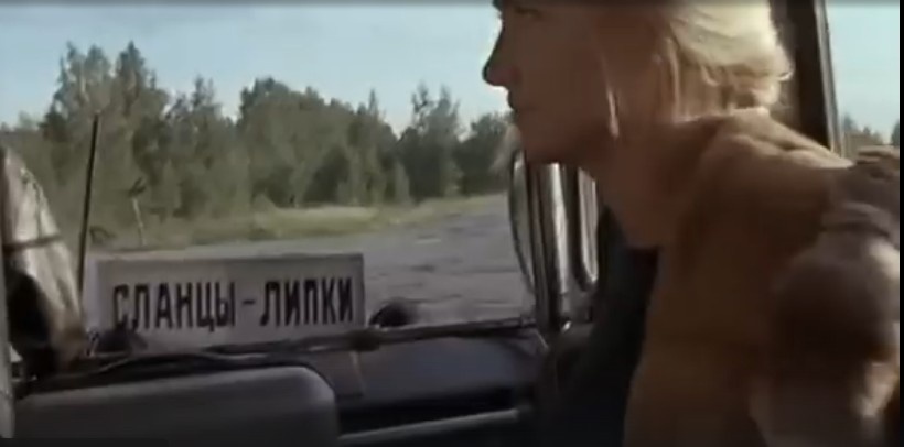Скриншот фильма / Rutube / Таня едет прямо с шубой на плечах, потому что шуба не влезла в чемодан, а она едет навсегда, зимой шуба пригодится