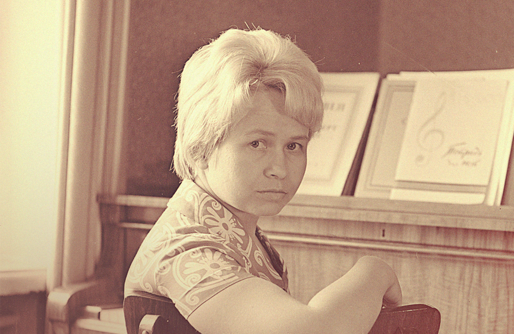 Композитор А.Н. Пахмутова у рояля. / Москва. 1962 г. / Фотограф: Семёнов / РГАКФФД. Арх.№ 1-39392