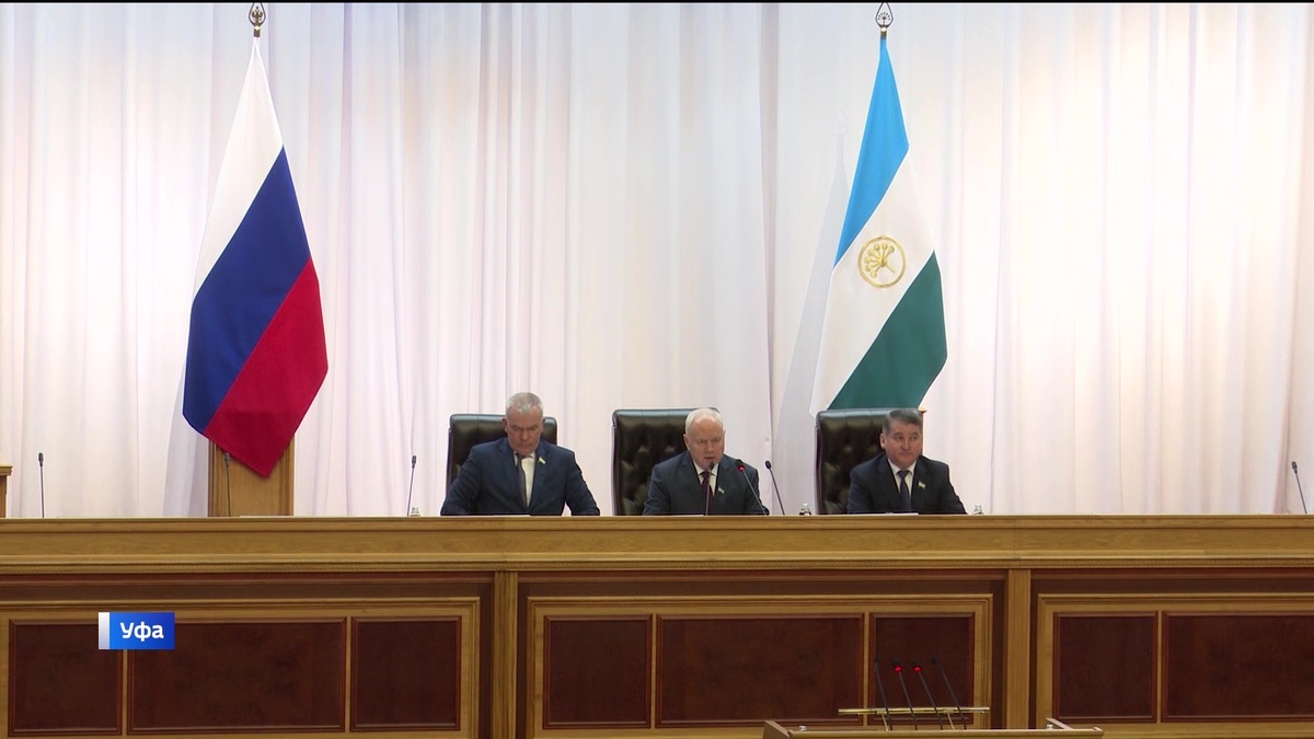    Спикер башкирского парламента Константин Толкачев призвал депутатов петь гимны страны и республики