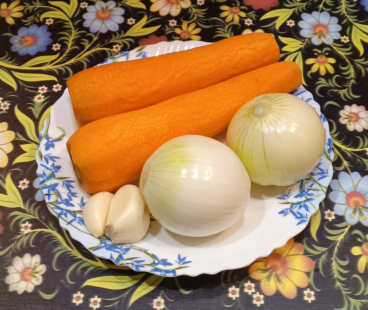 Морковь, лук и зубчики чеснока.