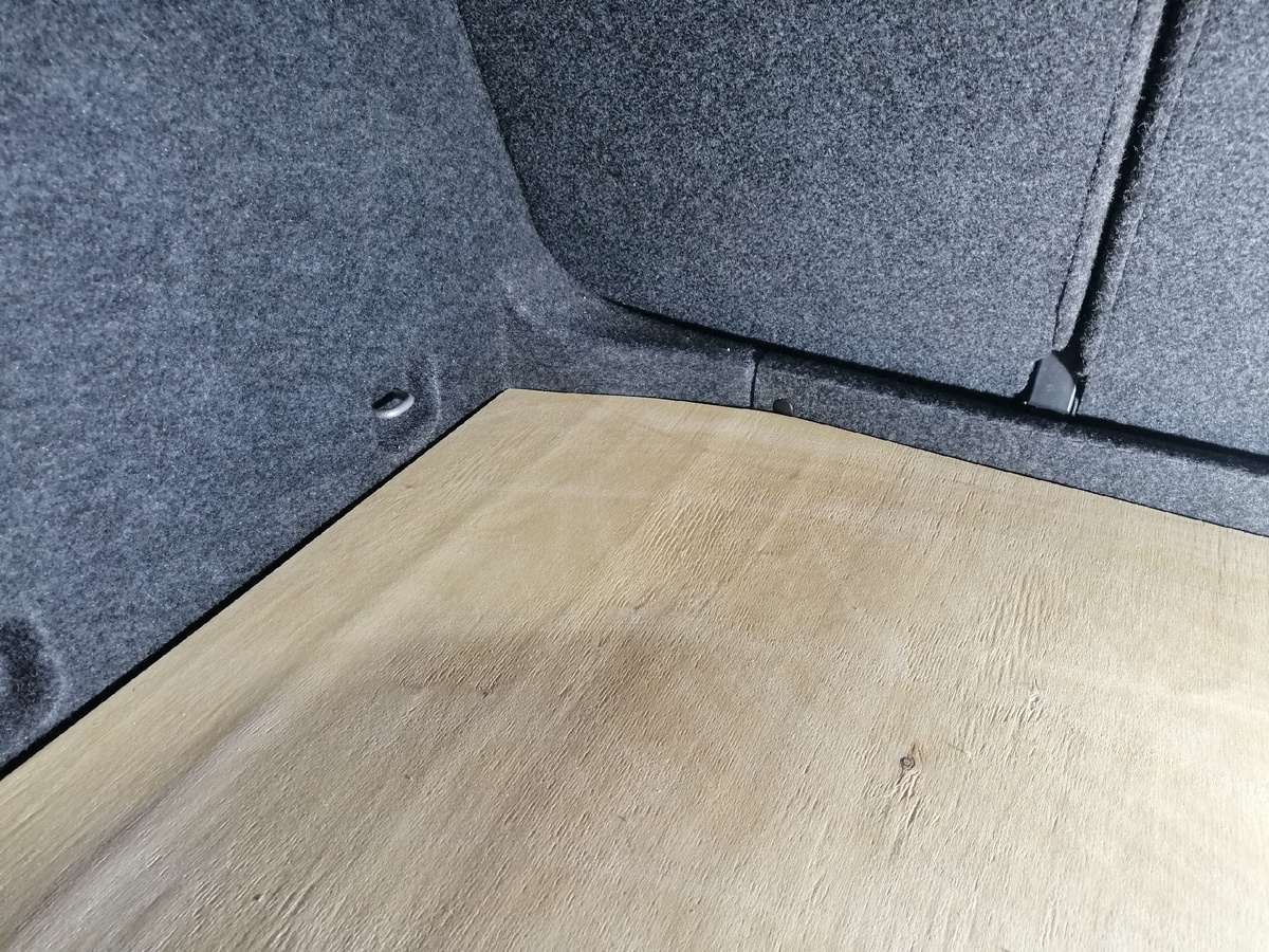 Высота фальшпола выбрана такой, чтобы сделать пол ровным, в один уровень со сложенными спинками задних сидений