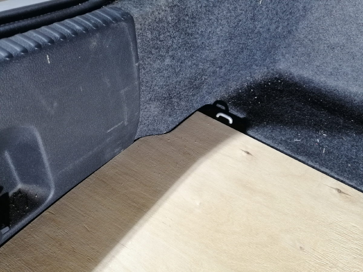 Пол повторяет все контуры багажника