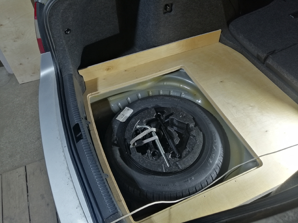 Вырезаны боковины, они смонтированы с небольшим отступом от краев: там располагаются крепежные элементы 