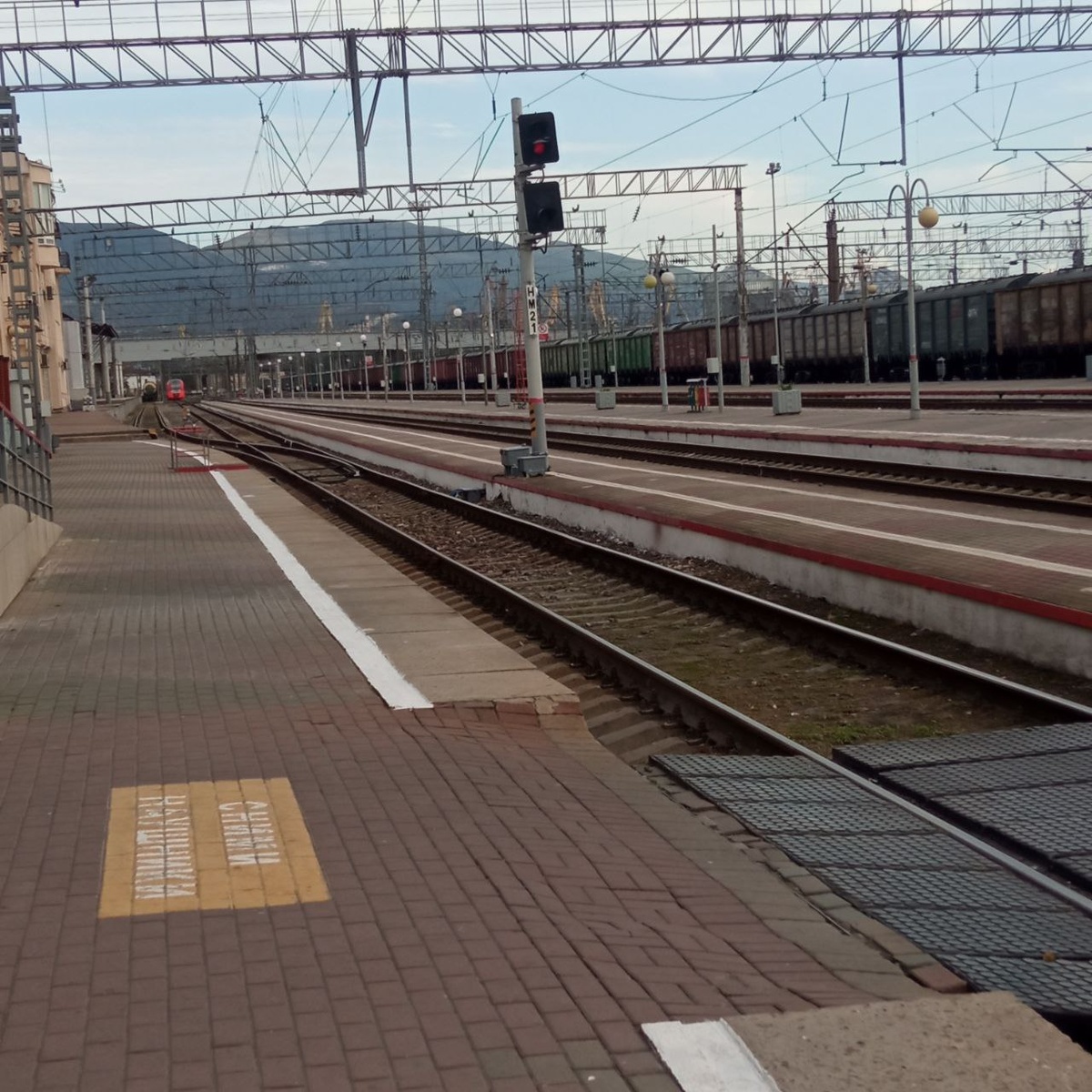 Первая платформа, первый путь. Видно, что платформа низкая. И что втащить вещи в вагон или вытащить из него - чего-то стоит.