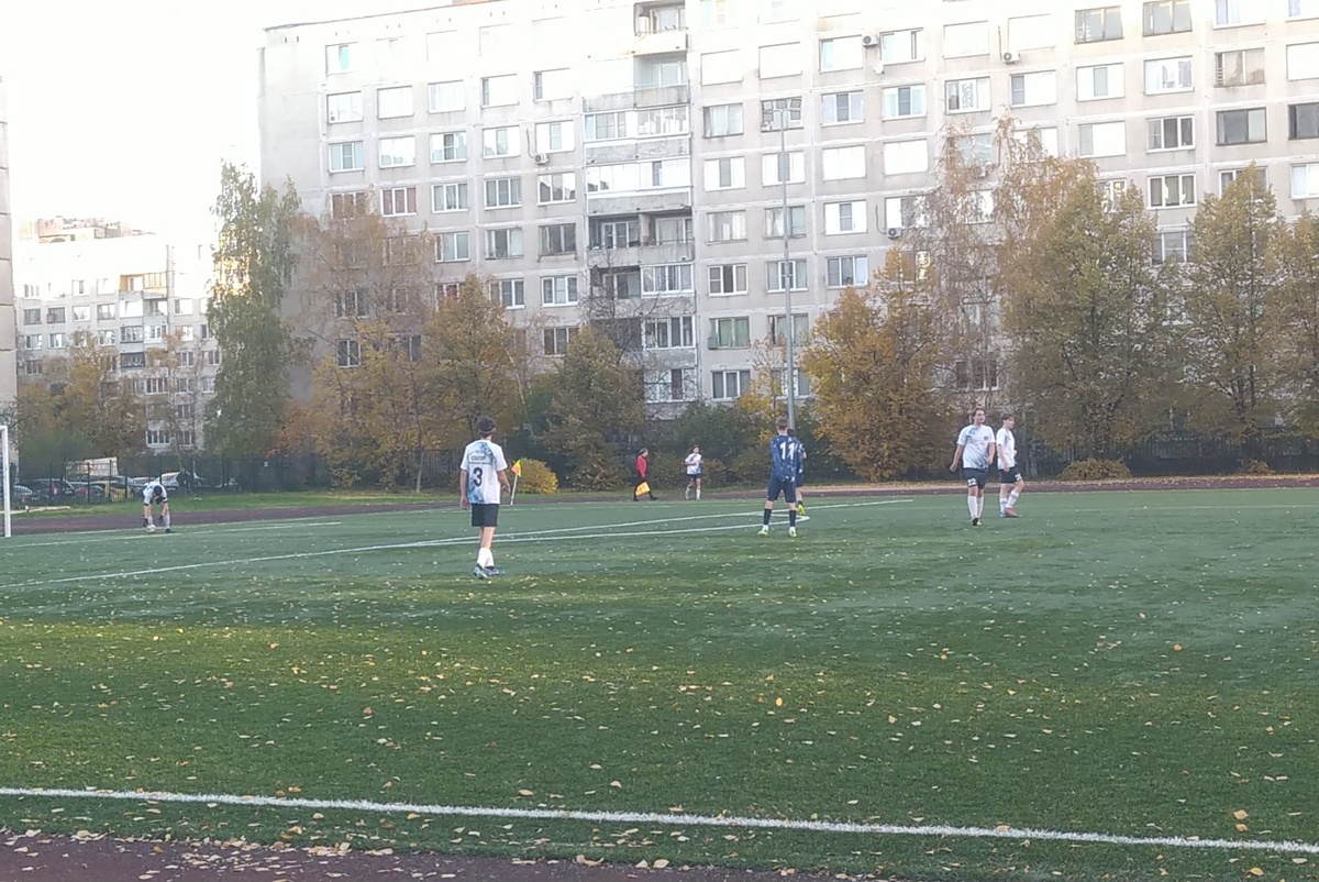 Та самая игра, где сын (номер 3) получил красную карточку. Фото автора