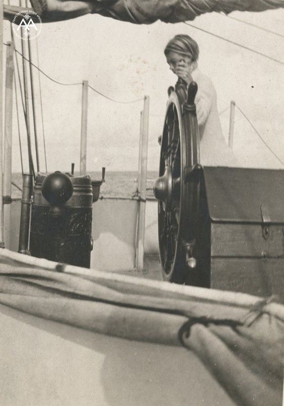 Считается, что это - фотография Ерминии Жданко на "Святой Анне", фото хранится в музее Арктики и Антарктики