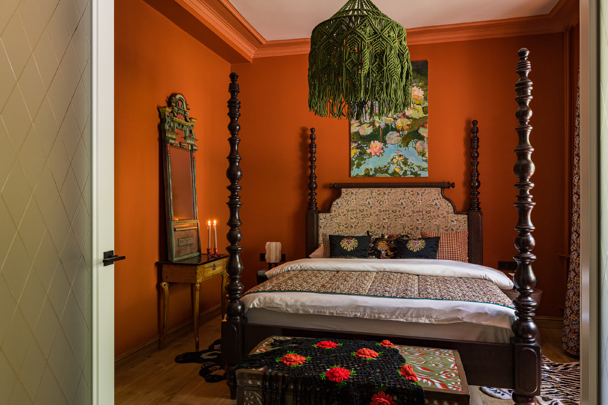 Вид на спальню со стороны кухни-гостиной.