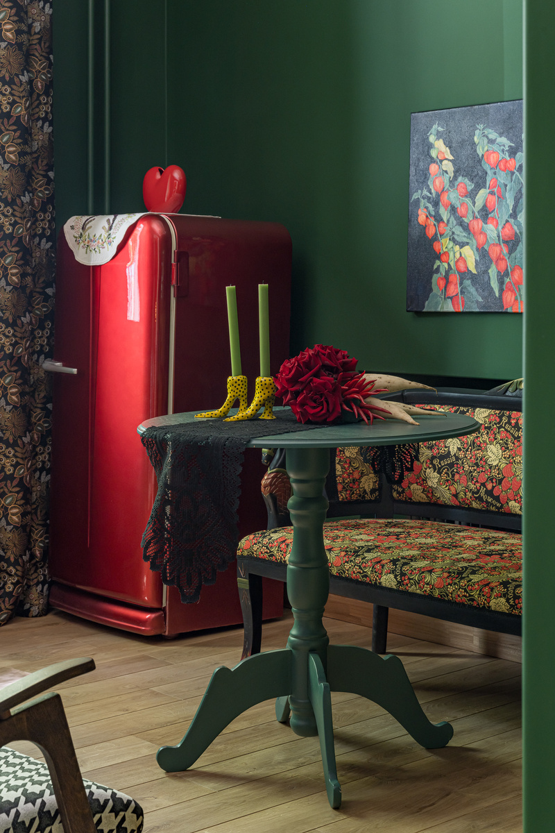 На столе — подсвечники из мастерской Юлии Мусиной.