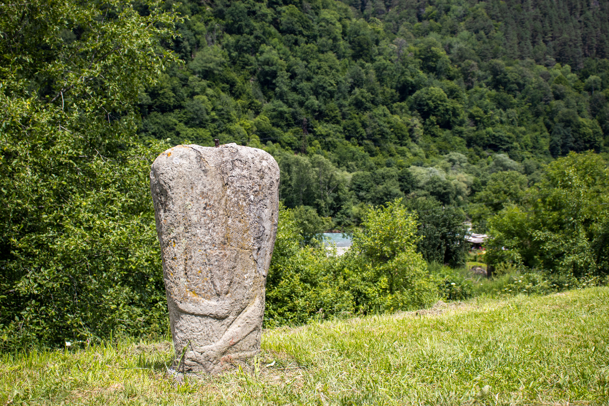 Половецкая каменная баба - антропоморфный менгир, памятник сакрального искусства половцев (кипчаков) IX-XIIIвв. 
Слово "баба" происходит от тюркского "балбал", что означает "пращур", "дед-отец". 
Статуя "Держатель чаши" датируется VIII-XIIвв., на поясе у него висит типичная для того времени сабля, которую он держит левой рукой за рукоять, правой рукой прижимает к груди кубок, как будто говорит "Друзьям-чаша, врагам - меч".
А вот обезглавлен этот каменный воин уже в наши дни неизвестными варварами. 