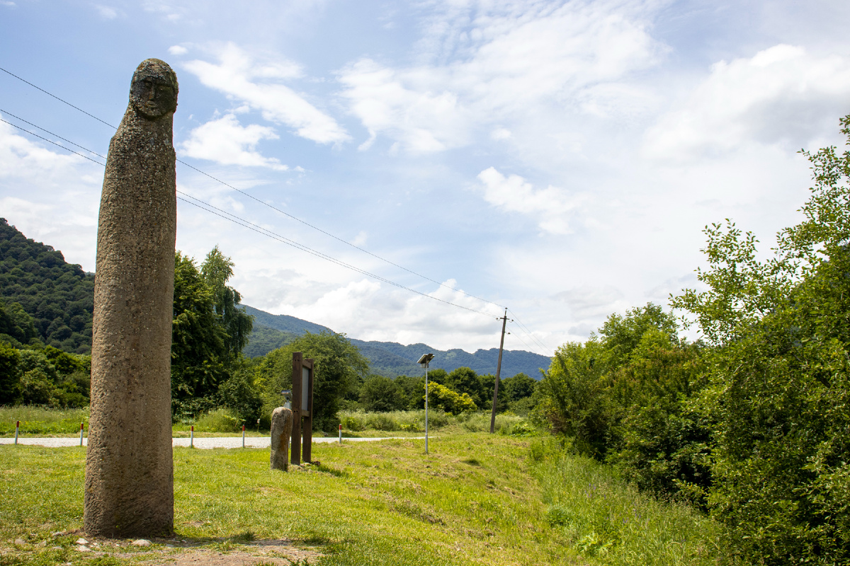 Данный каменный идол - древний воин с восточным типом лица - коротким подбородком, прямым носом, большими глазницами и деформированным черепом.
Искусственная деформация черепа была характерна для аланов и гуннов. Новорожденному плотно бинтовали ещё мягкие черепные кости и держали повязку до тех пор, пока кости не укреплялись, а дальше сформированный череп сам держал форму. 
Деформация головы служила признаком знатного происхождения человека, это мог быть воин, аристократ или священнослужитель. 